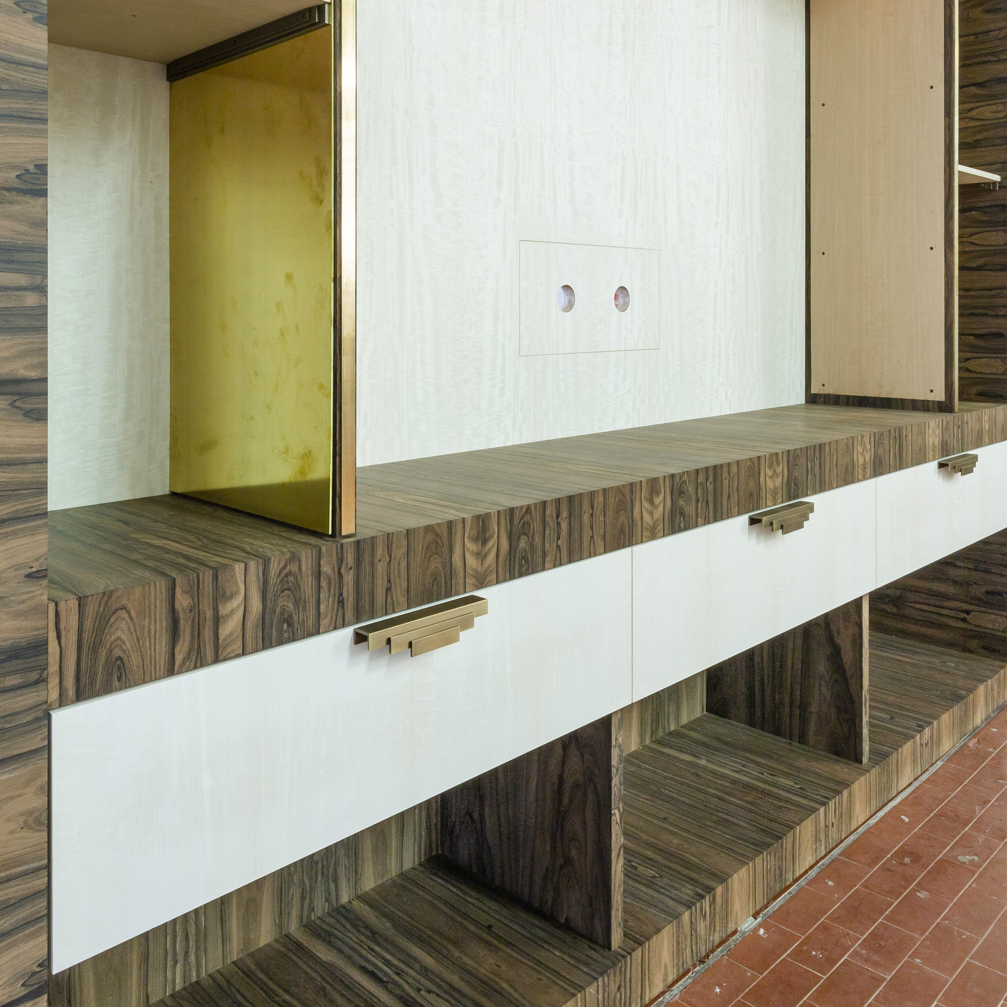 ingresso & living Il corridoio di ingresso presenta una pannellatura a tutta altezza incastonata in… - italian luxury furniture brands - 25