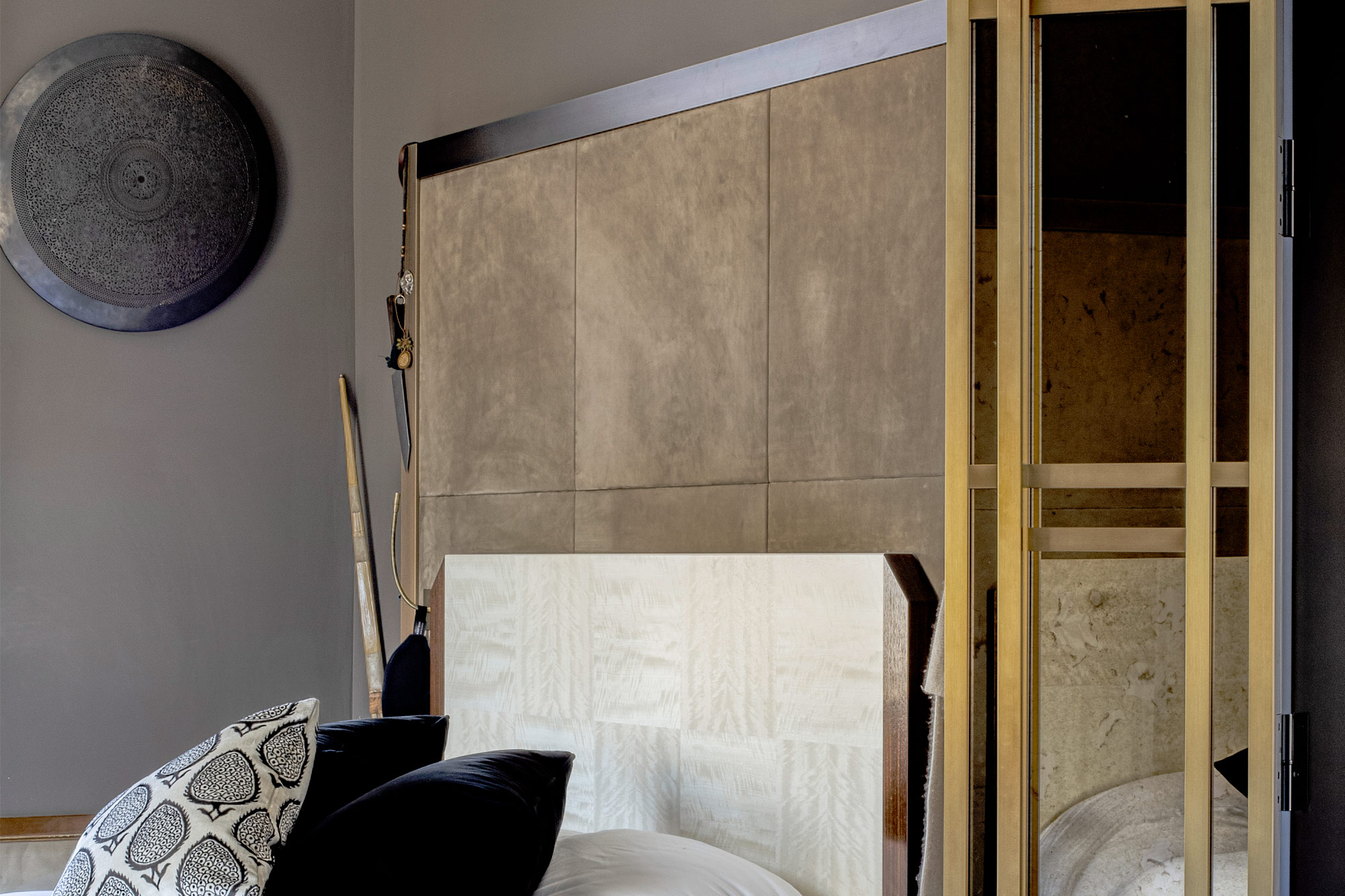 ingresso & living Il corridoio di ingresso presenta una pannellatura a tutta altezza incastonata in… - italian luxury furniture brands - 13