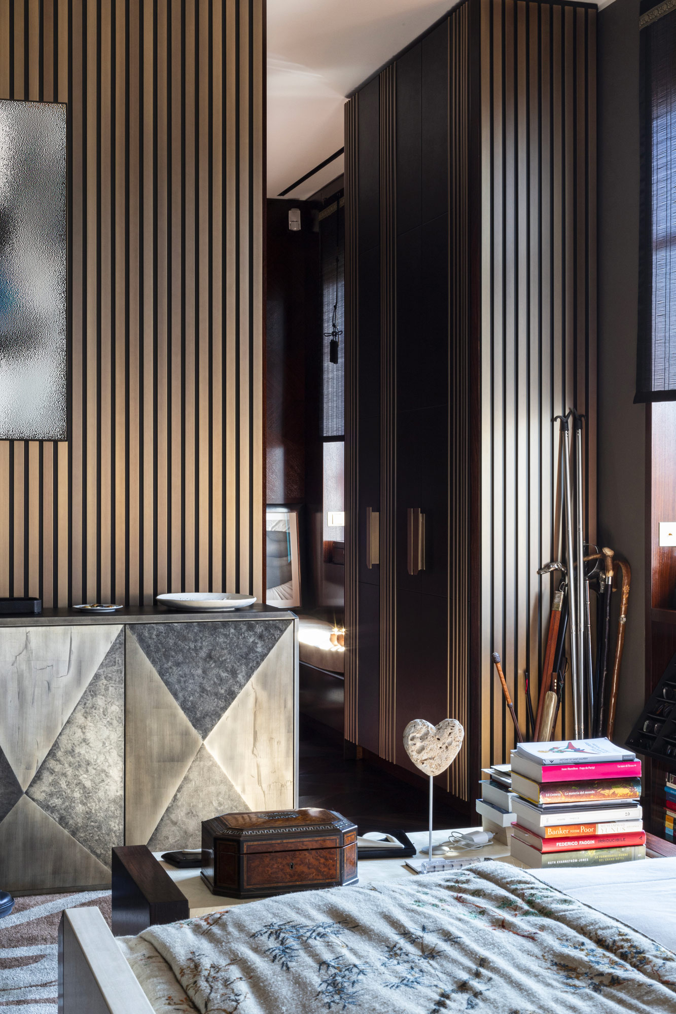 ingresso & living Il corridoio di ingresso presenta una pannellatura a tutta altezza incastonata in… - italian luxury furniture brands - 1