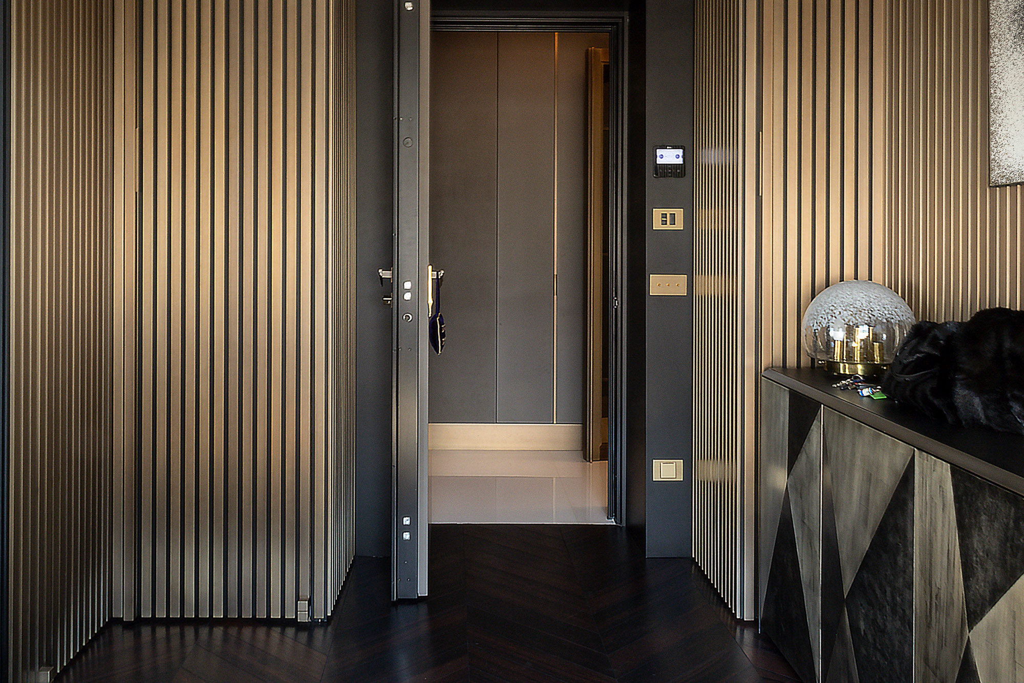 ingresso & living Il corridoio di ingresso presenta una pannellatura a tutta altezza incastonata in… - italian luxury furniture brands - 16