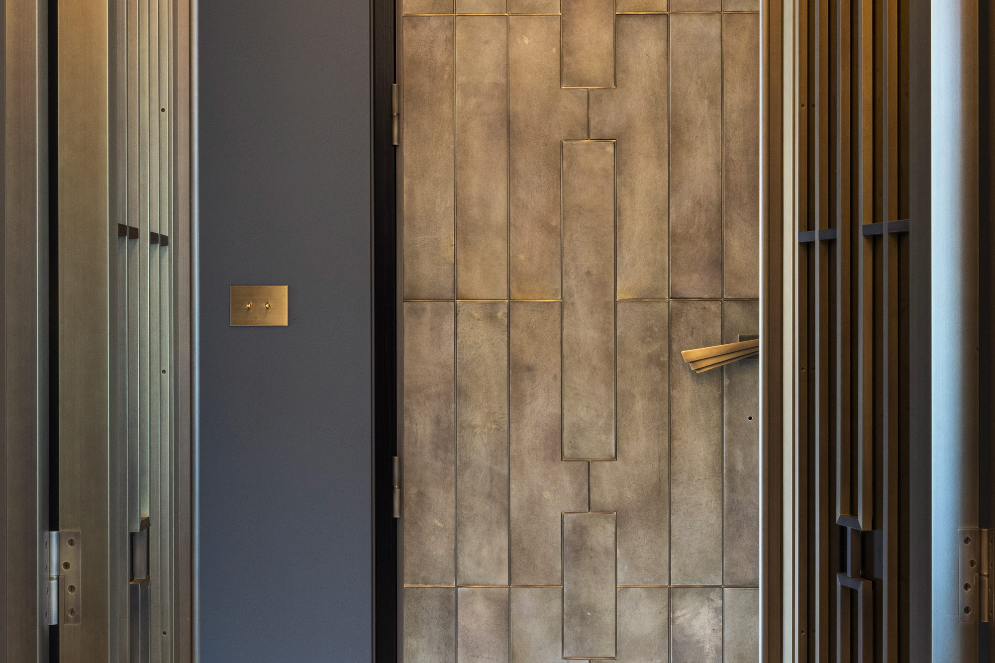 ingresso & living Il corridoio di ingresso presenta una pannellatura a tutta altezza incastonata in… - italian luxury furniture brands - 10