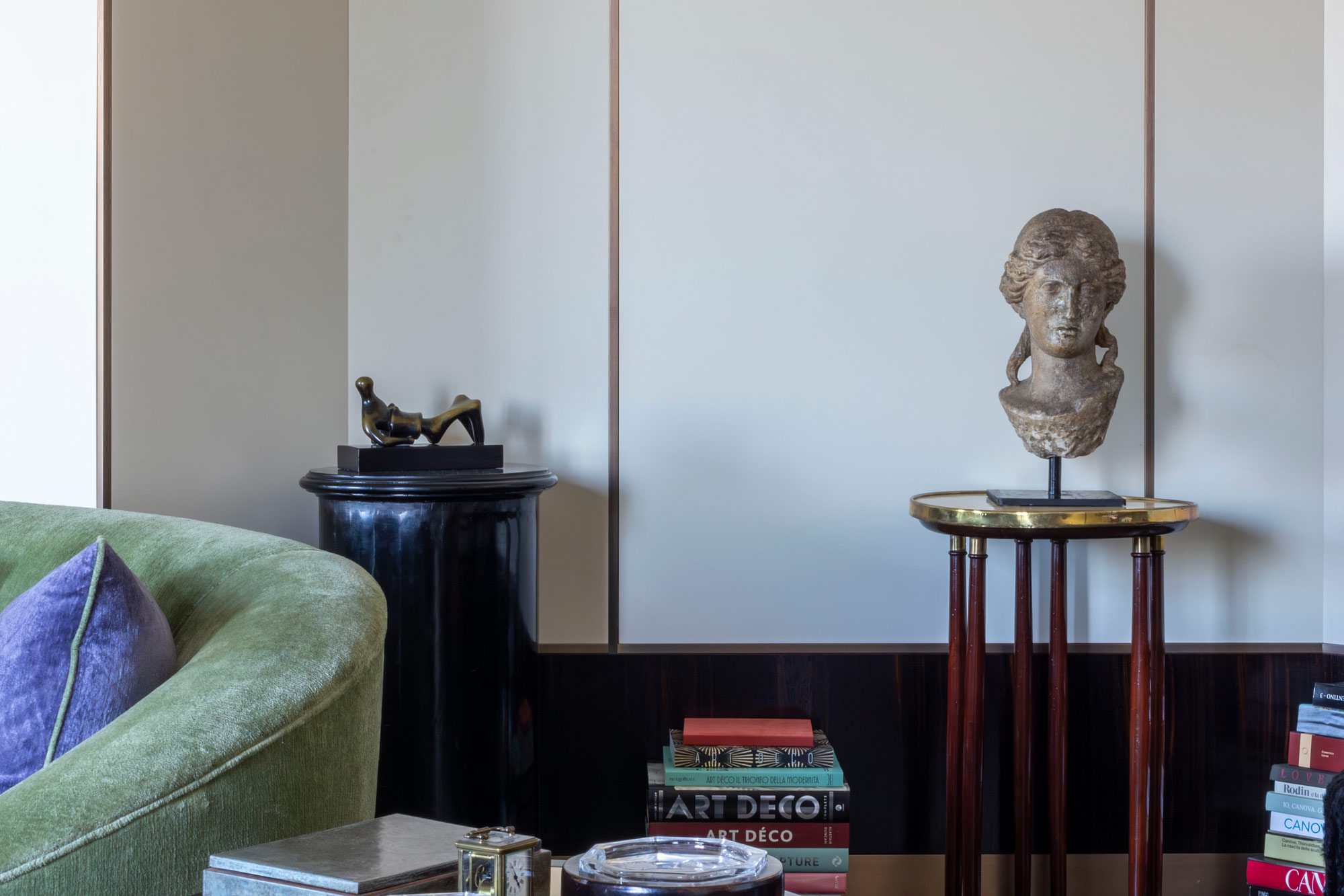 ingresso & living Il corridoio di ingresso presenta una pannellatura a tutta altezza incastonata in… - italian luxury furniture brands - 6