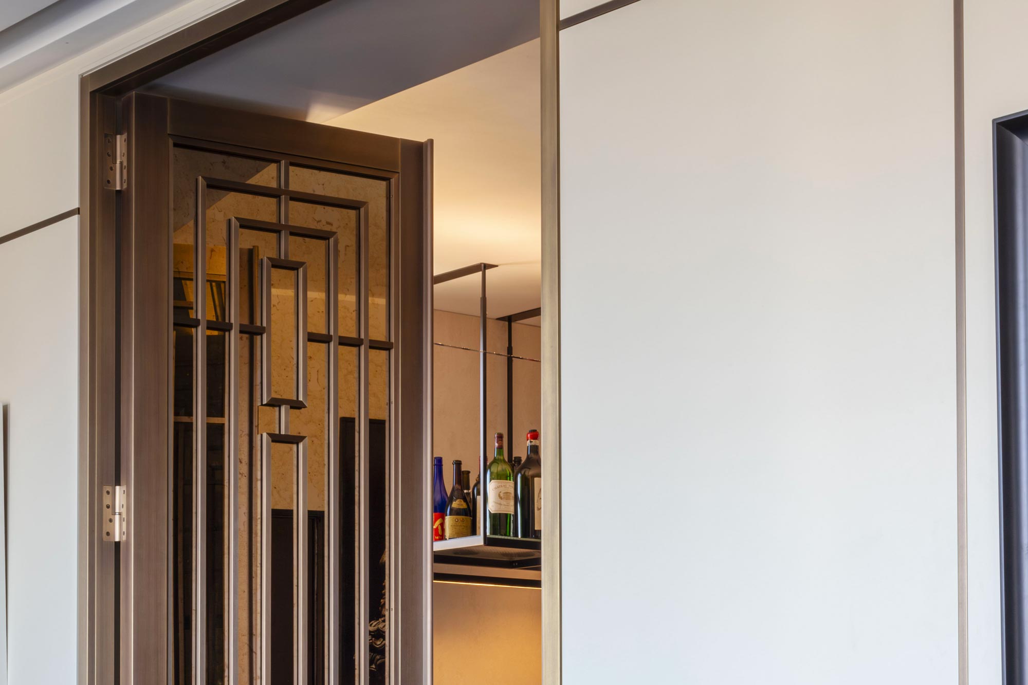 ingresso & living Il corridoio di ingresso presenta una pannellatura a tutta altezza incastonata in… - italian luxury furniture brands - 4